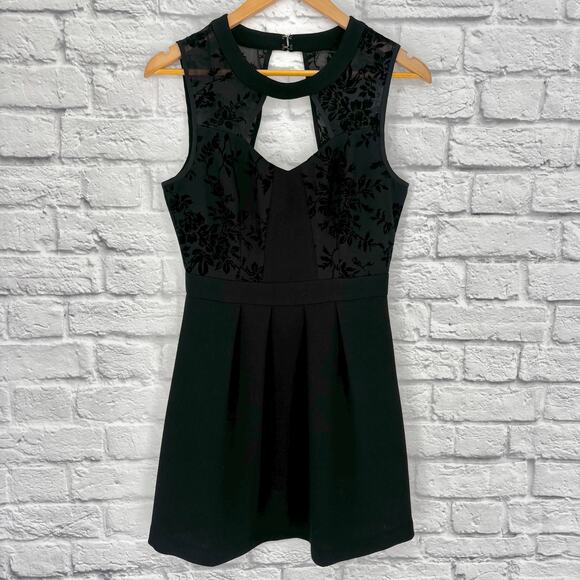 BCBGeneration Black Velvet Floral Keyhole Dress Size 6 - Picture 1 of 8